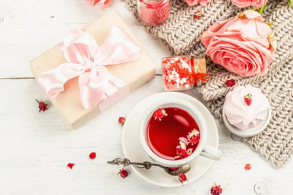 Koncepcja Romantycznej Herbaty Zapakowany Prezent Herbata Hibiskus Bukiet Delikatnych Róż — Zdjęcie stockowe