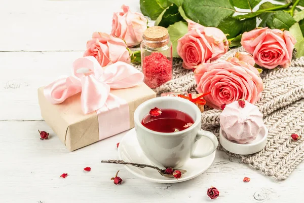Koncepcja Romantycznej Herbaty Zapakowany Prezent Herbata Hibiskus Bukiet Delikatnych Róż — Zdjęcie stockowe