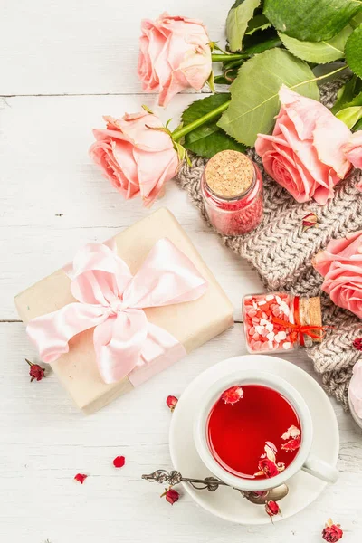 Conceito Chá Romântico Presente Embrulhado Chá Hibisco Buquê Rosas Delicadas — Fotografia de Stock