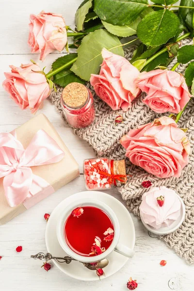 Romantikus Tea Fogalma Csomagolt Ajándék Hibiszkusz Tea Egy Csokor Finom — Stock Fotó