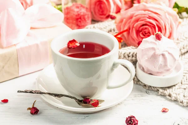 ロマンチックなお茶の概念 ラップギフト ハイビスカスティー 繊細なバラの花束 お菓子 お祝いの装飾 バレンタインデーのコンセプトは 女性の日3月8日 結婚式 ホワイトボードの背景を閉じて — ストック写真