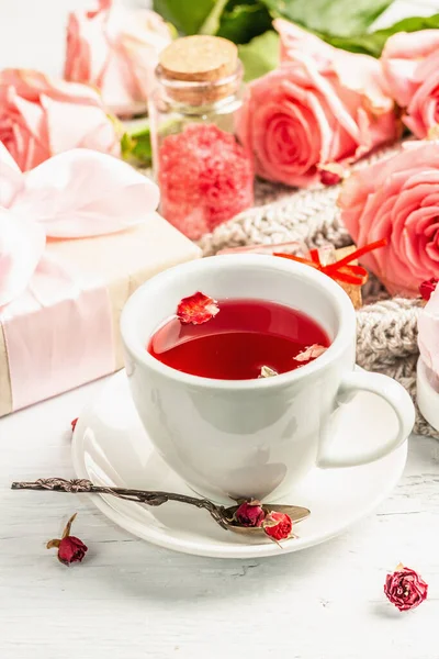 Romantikus Tea Fogalma Csomagolt Ajándék Hibiszkusz Tea Egy Csokor Finom — Stock Fotó