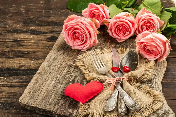 Ρουστίκ Ρύθμιση Τραπεζιού Για Ρομαντικό Δείπνο Μπουκέτο Φρέσκα Τριαντάφυλλα Μαχαιροπίρουνα — Φωτογραφία Αρχείου