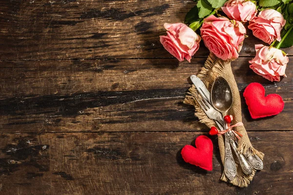 Rustic Table Setting Romantic Dinner Bouquet Fresh Roses Cutlery Heart — Stock Photo, Image