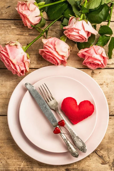 木制乡村背景的浪漫餐桌 情人节或母亲节的爱的概念 结婚餐具 精致的新鲜粉红玫瑰 老式餐桌设置 顶视图 — 图库照片
