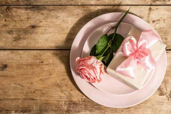 Romantisk Middagsbord Trærustik Baggrund Kærlighedskoncept Til Valentinsdag Eller Mors Dag - Stock-foto