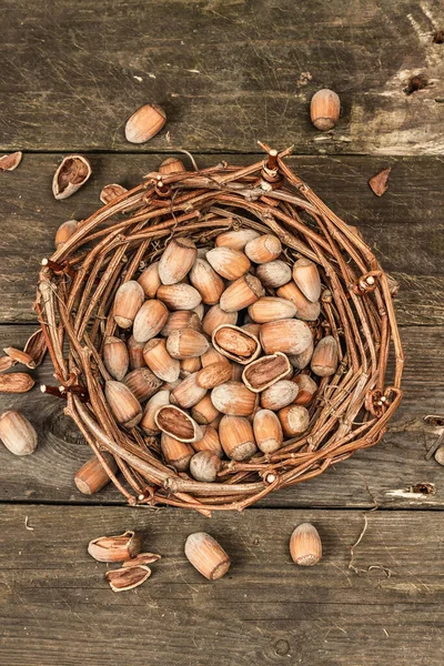 Matura Nocciole Gusci Raccolto Cestino Vimini Ingrediente Salutare Gli Spuntini — Foto Stock