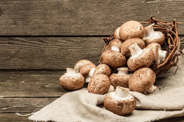 Frische Braune Champignons Einem Weidenkorb Rohstoffe Zum Kochen Veganer Lebensmittel — Stockfoto