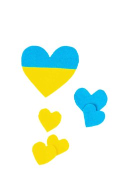 Ukrayna bayrağı renginde bir kalp. Savaş konseptini durdurun. Beyaz arka planda izole edilmiş bir kalp hissettim. Düz yatak, metin, model, şablon, üst görünüm için bir yer