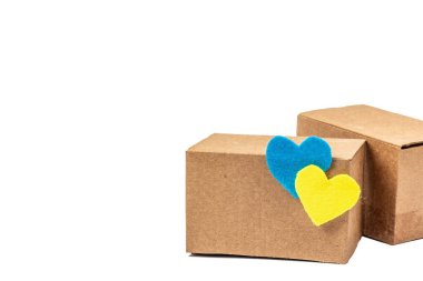 Ukrayna 'ya savaşta yardım etme kavramı. Beyaz arka planda izole edilmiş Ukrayna bayrağı renginde kalpleri olan kutular