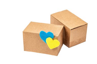 Ukrayna 'ya savaşta yardım etme kavramı. Beyaz arka planda izole edilmiş Ukrayna bayrağı renginde kalpleri olan kutular