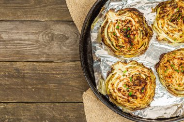 Bitki ve baharatlı ev yapımı vejetaryen biftekleri. Sağlıklı yiyecekler pişirme tepsisinde yenmeye hazır. Eski ahşap zemin, üst manzara