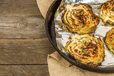 Bitki ve baharatlı ev yapımı vejetaryen biftekleri. Sağlıklı yiyecekler pişirme tepsisinde yenmeye hazır. Eski tahta arkaplan, kopyalama alanı