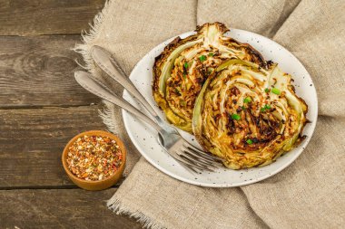 Bitki ve baharatlı ev yapımı vejetaryen biftekleri. Sağlıklı yiyecekler servis tabağında yemeye hazır, çatal bıçak takımı. Eski ahşap arka plan, kapat