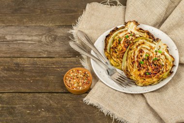 Bitki ve baharatlı ev yapımı vejetaryen biftekleri. Sağlıklı yiyecekler servis tabağında yemeye hazır, çatal bıçak takımı. Eski tahta arkaplan, kopyalama alanı