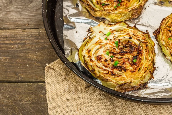 Bitki ve baharatlı ev yapımı vejetaryen biftekleri. Sağlıklı yiyecekler pişirme tepsisinde yenmeye hazır. Eski ahşap arka plan, kapat