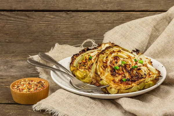 Bitki ve baharatlı ev yapımı vejetaryen biftekleri. Sağlıklı yiyecekler servis tabağında yemeye hazır, çatal bıçak takımı. Eski ahşap arka plan, kapat