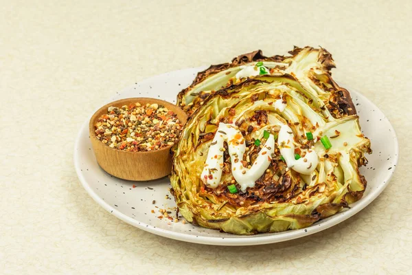 Ev yapımı vejetaryen lahana bifteği, baharat ve sos. Sağlıklı yiyecekler servis tabağında yemeye hazır. Taş beton arka plan, kapat