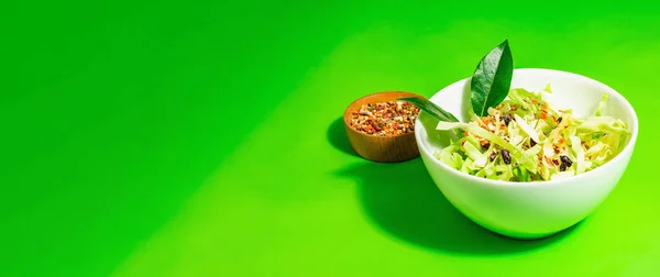 스프링 다이어트 샐러드 채식주의자 비타민 양배추 향신료 올리브유 어두운 그림자밝은 — 스톡 사진
