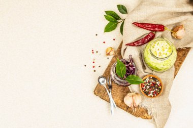 Mayalanmış lahana karışımı. Sağlıklı probiyotik yiyecekler, yemeye hazır. Geleneksel mutfak, baharatlar ve otlar. Vintage kesme tahtası, taş beton zemin, üst görünüm