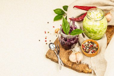 Mayalanmış lahana karışımı. Sağlıklı probiyotik yiyecekler, yemeye hazır. Geleneksel mutfak, baharatlar ve otlar. Vintage kesme tahtası, taş beton arkaplan, kopyalama alanı