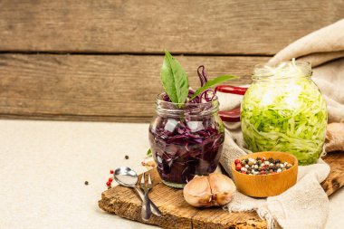 Mayalanmış lahana karışımı. Sağlıklı probiyotik yiyecekler, yemeye hazır. Geleneksel mutfak, baharatlar ve otlar. Vintage kesme tahtası, taş beton arkaplan, kopyalama alanı