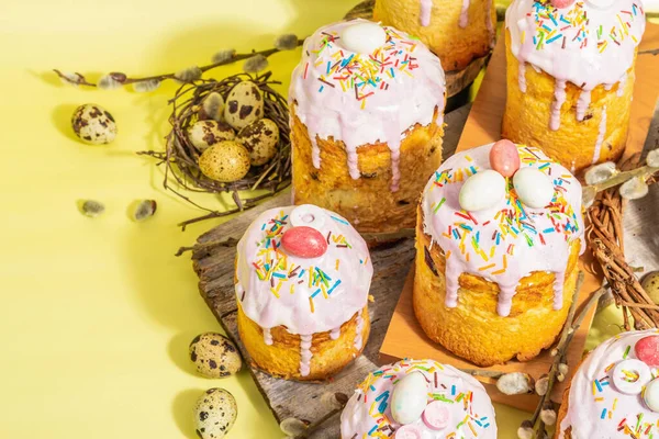 Традиционный Пасхальный Торт Праздничная Сладкая Еда Глазурью Декором Яйца Гнездо — стоковое фото