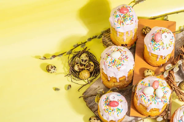Традиционный Пасхальный Торт Праздничная Сладкая Еда Глазурью Декором Яйца Гнездо — стоковое фото