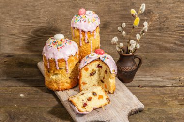 Mutlu Paskalyalar. Geleneksel dekorlu kutlama pastası. Yumurta, söğüt, modaya uygun sert ışık, koyu gölge. Ahşap arka planda geleneksel pişirme, köy tarzı, kopyalama alanı