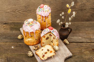 Mutlu Paskalyalar. Geleneksel dekorlu kutlama pastası. Yumurta, söğüt, modaya uygun sert ışık, koyu gölge. Ahşap arka planda geleneksel pişirme, kırsal tarzda, kapat