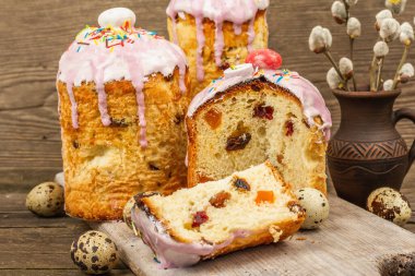 Mutlu Paskalyalar. Geleneksel dekorlu kutlama pastası. Yumurta, söğüt, modaya uygun sert ışık, koyu gölge. Ahşap arka planda geleneksel pişirme, kırsal tarzda, kapat