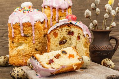 Mutlu Paskalyalar. Geleneksel dekorlu kutlama pastası. Yumurta, söğüt, modaya uygun sert ışık, koyu gölge. Ahşap arka planda geleneksel pişirme, kırsal tarzda, kapat