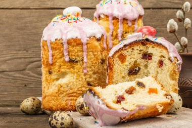 Mutlu Paskalyalar. Geleneksel dekorlu kutlama pastası. Yumurta, söğüt, modaya uygun sert ışık, koyu gölge. Ahşap arka planda geleneksel pişirme, kırsal tarzda, kapat