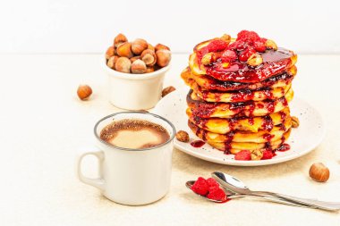 Geleneksel ev yapımı kahvaltı, krep ve kahve. Ahududu, fındık, tatlı reçel. Modern sert ışık, karanlık gölge, taş arkaplan, kopyalama alanı