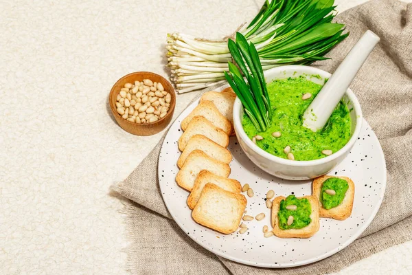 페토와 올리브 오일로 느릅나무 소나무 향기롭게 퍼지고 식욕을 돋우는 요리에 — 스톡 사진