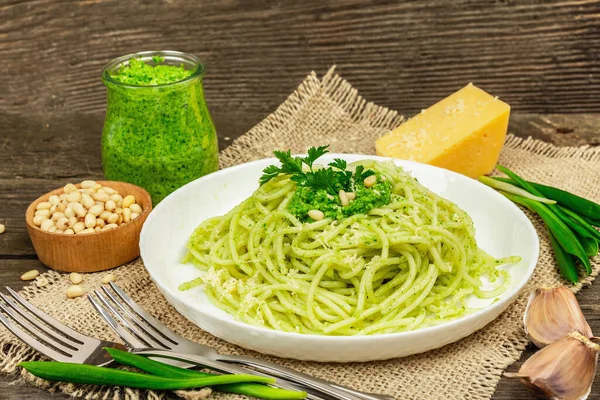 Pasta Spageti Dengan Saus Pesto Dan Daun Ramson Segar Cutlery — Stok Foto
