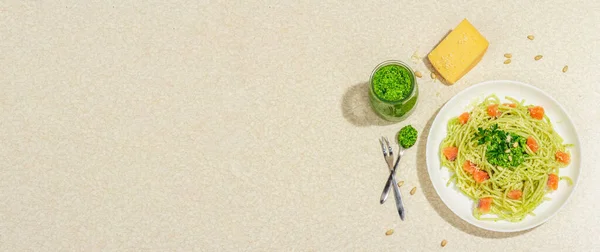 Паста Лососем Песто Диким Цибулею Пармезаном Свіжі Спагеті Зелень Здорова — стокове фото