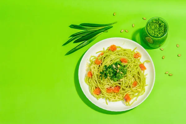 Makaron Łososiem Dziki Por Pesto Parmezan Świeże Spaghetti Zielenina Zdrowe — Zdjęcie stockowe