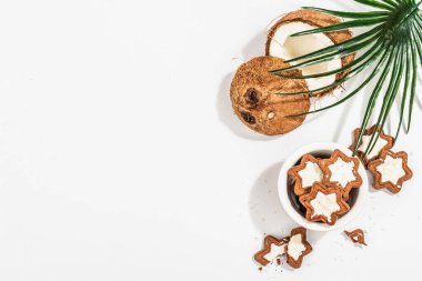 Glütensiz ve laktozsuz hindistan cevizli kurabiye. Ev yapımı sağlıklı hamur işleri, vejetaryen yaşam tarzı. Modaya uygun bir aydınlatma, koyu gölge, beyaz arkaplan, üst görünüm