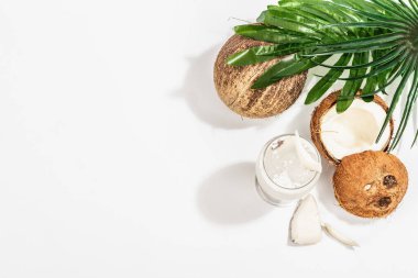 Ferahlatıcı bir yaz hindistan cevizli martini. Alkolsüz Margarita kokteyli, modaya uygun sert ışık, koyu gölge. Beyaz arka plan, üst manzara.