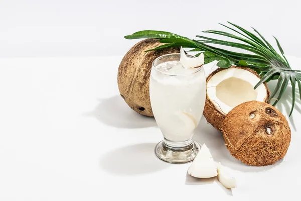 Uppfriskande Sommar Coconut Martini Alkoholfri Margarita Cocktail Trendigt Hårt Ljus — Stockfoto