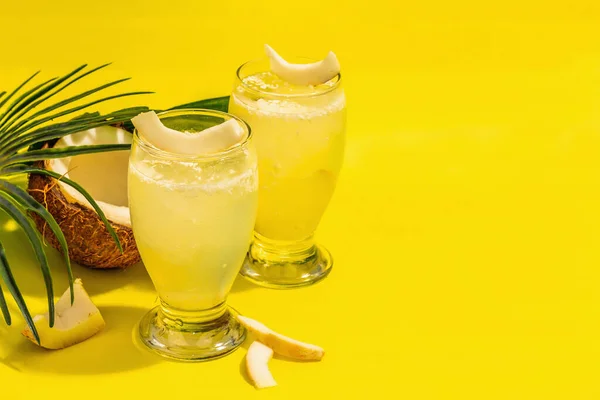 Erfrischende Sommer Coconut Martini Alkoholfreier Margarita Cocktail Trendiges Hartes Licht — Stockfoto