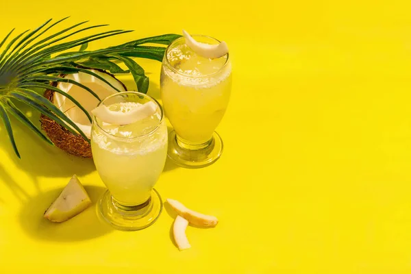 Uppfriskande Sommar Coconut Martini Alkoholfri Margarita Cocktail Trendigt Hårt Ljus — Stockfoto