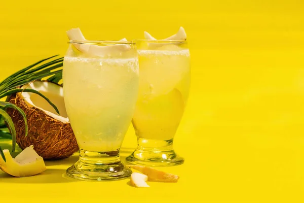 Uppfriskande Sommar Coconut Martini Alkoholfri Margarita Cocktail Trendigt Hårt Ljus — Stockfoto