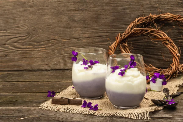 Panna Cotta Vegana Dolce Con Fiore Fresco Viola Cibo Strisce — Foto Stock