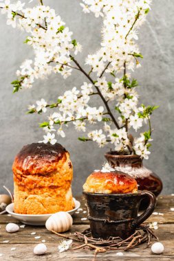 Köy tarzında geleneksel Paskalya pastası. Klasik fırın tenceresi, kirazlı erik dalları. Eski ahşap arka plan, tebrik kartı