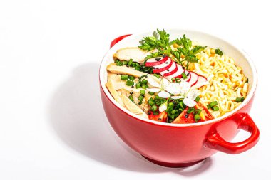 Tavuk, sebze ve otlu Asya erişteleri beyaz arka planda izole edilir. Geleneksel Japon çorbası, çorba ve kiraz çiçekleri.