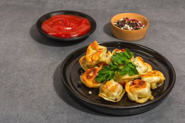 Domates soslu ve biberli kızarmış hamur köftesi. Moda vejetaryen yemekleri, modern sert ışık, karanlık gölge. Taş beton arka plan, kapat