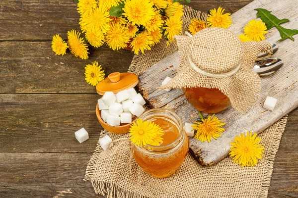 Karahindiba reçeli ya da cam kavanozda bir buket taze karahindiba çiçeğiyle bal. Mevsimlik ürün, köy tarzı, ahşap arkaplan, kopyalama alanı