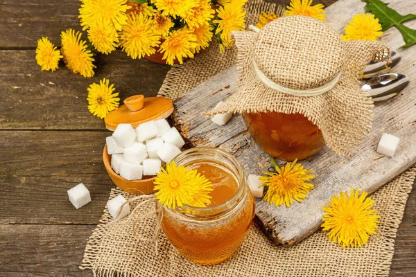 Paardebloem Jam Honing Glazen Pot Met Een Boeket Verse Bloeiende Rechtenvrije Stockfoto's